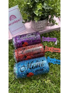   AKRIL POHÁR FEDÉLLEL ÉS SZÍVÓSZÁLLAL CSILLÁMMAL VAGY SZÍNES FOLYADÉKKAL TÖLTVE, DÍSZÍTVE 500 ML