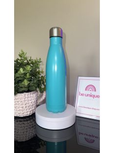   ZARHATÓ,CSEPEGÉSMENTES HŐTARTÓ KULACS EGYEDI GRAVÍROZOTT MINTÁVAL