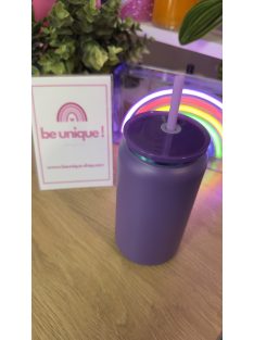   MATT LILA HŐTARTÓ POHÁR IRIZÁLÓ GRAVÍROZÁSSAL SZILIKON FEDÉLLEL ÉS SZÍVÓSZÁLLAL 500 ML