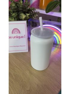   FEHÉR HŐTARTÓ POHÁR EZÜST GRAVÍROZÁSSAL SZILIKON FEDÉLLEL ÉS SZÍVÓSZÁLLAL 500 ML