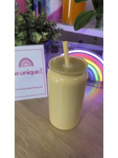   FÉNYES SÁRGA HŐTARTÓ POHÁR EZÜST GRAVÍROZÁSSAL SZILIKON FEDÉLLEL ÉS SZÍVÓSZÁLLAL 500 ML
