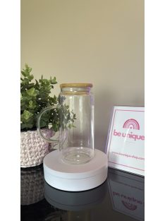   ÜVEGPOHÁR BAMBUSZ FEDÉLLEL ÉS FÜLLEL , ÜVEG SZÍVÓSZÁLLAL EGYEDI MINTÁVAL 550 ML